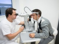 Nepodceňujte očné mušky, môžu signalizovať ochorenie oka