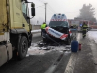 Foto: Sanitka prešla do protismeru, zrazila sa s kamiónom