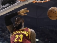 Video: LeBron siahal na triple-double, Leonard tridsaťbodový