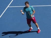 Video: Wawrinka divákovi, Federer hrá na inom kurte