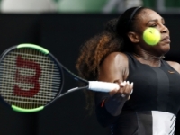 Video: Serena sa potrápila, vo štvrťfinále je aj Plíšková