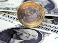 Euro kleslo voči doláru, eurozónu napumpujú peniazmi