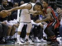 Video: Miami vyplienilo Milwaukee, Corver zatienil LeBrona