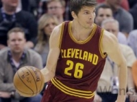 Korver je len siedmym hráčom histórie NBA s 2000 trojkami