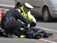 Vodič Peugeotu 206 zrazil muža, ktorý ležal na ceste